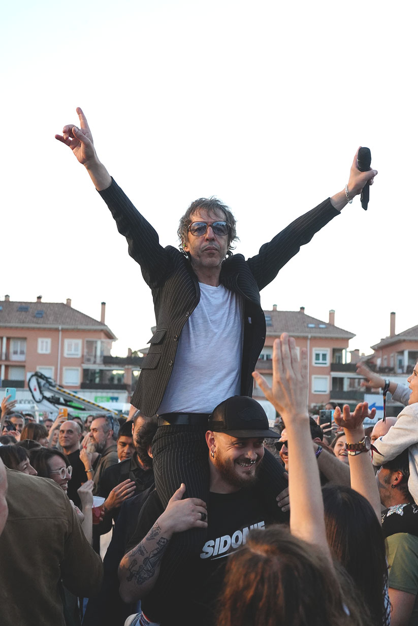 Marc Ros, cantante de Sidonie, a hombros entre el público del IN Festival 2024
